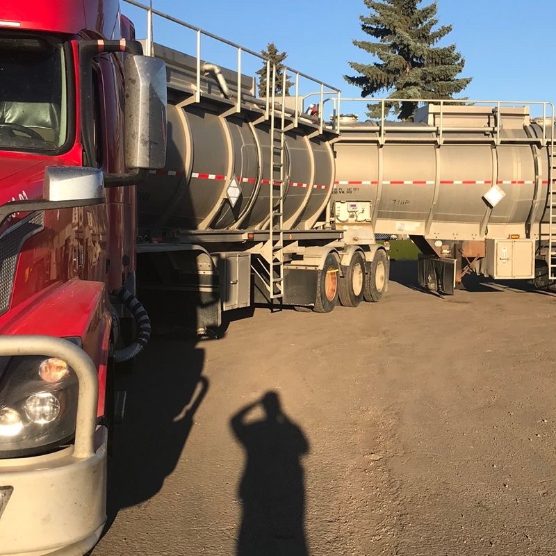 Multi-tank chemical transport vehicle